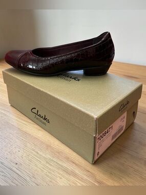 Clarks Artisan, Caswell Eternity Brown Croc Patent Leather Flats, Size 9